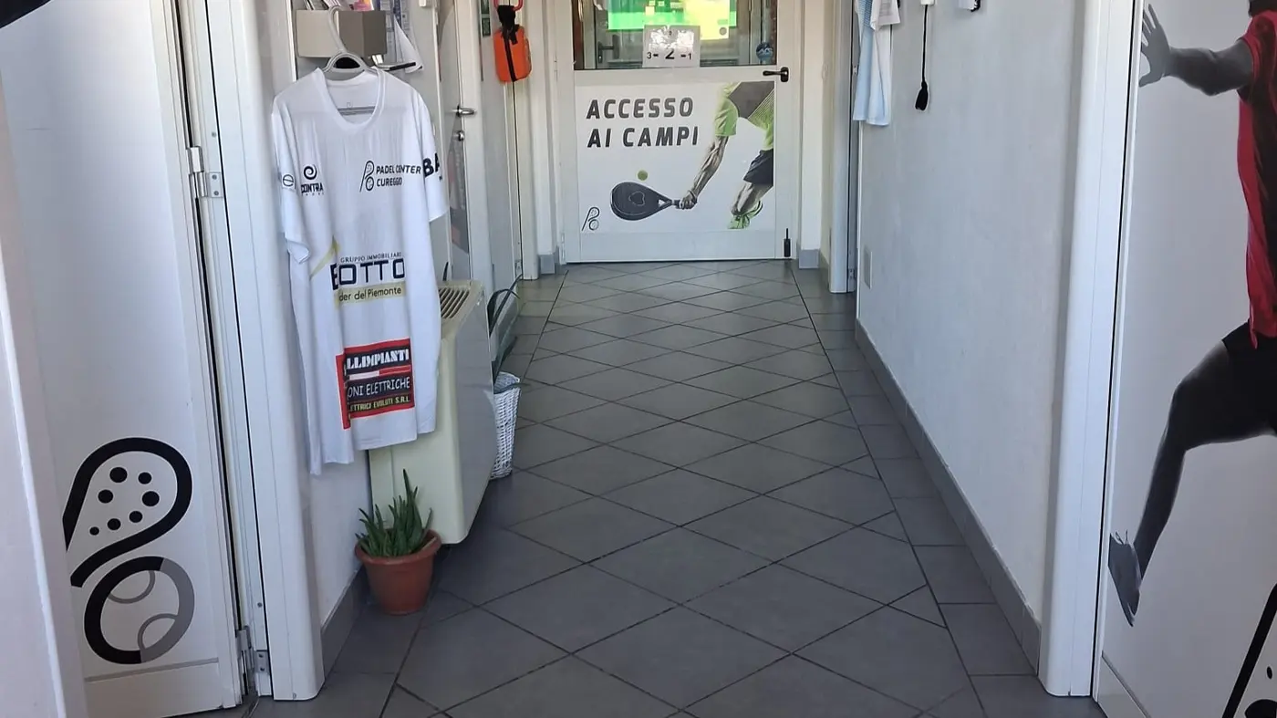 Il corridoio di accesso ai campi del Padel Center Cureggio Il corridoio di accesso ai campi del Padel Center Cureggio