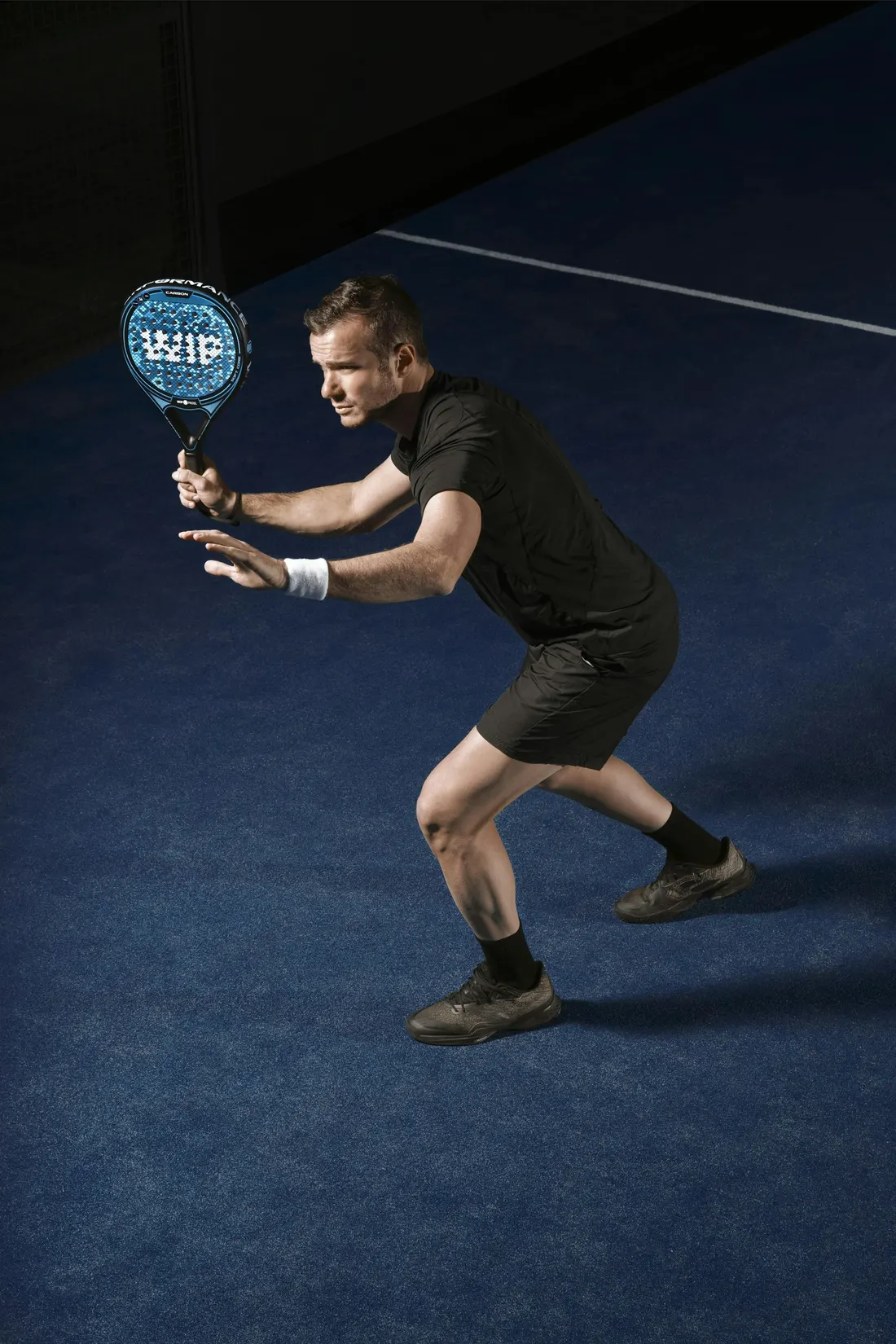 Giocatore di padel in posizione di attesa