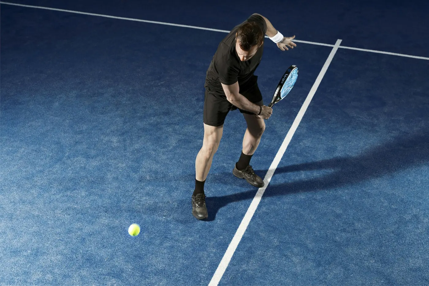 Giocatore di padel durante un colpo di dritto
