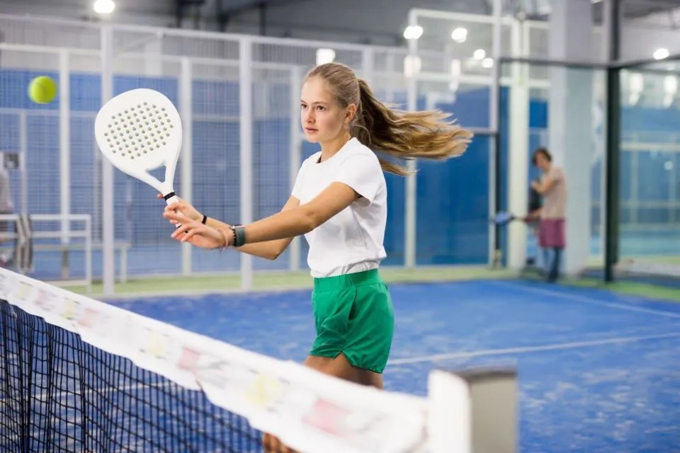 Ragazzi durante un corso di padel